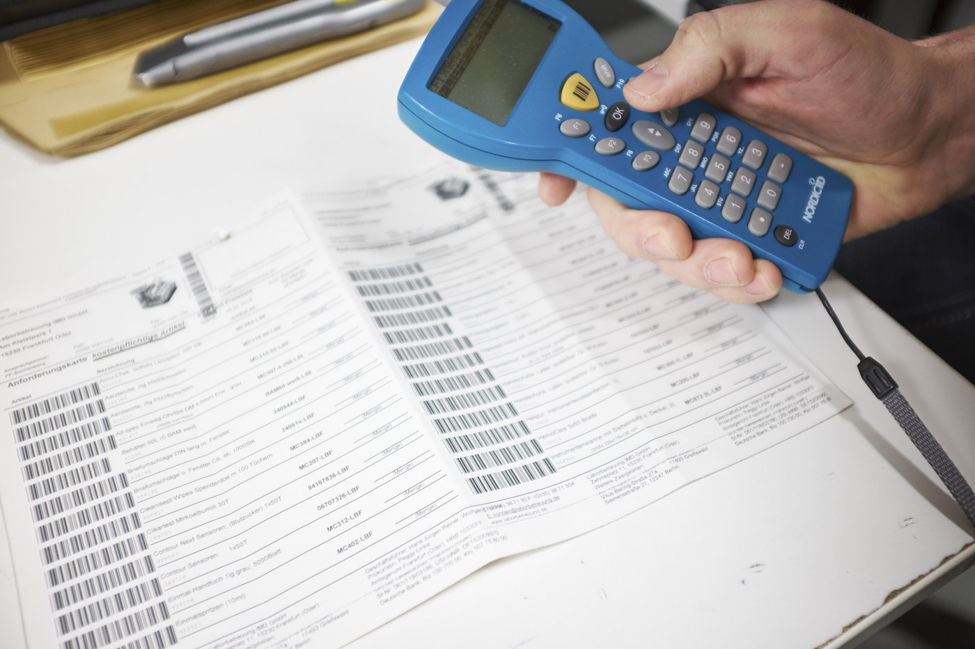 Mitarbeiter mit Codescanner