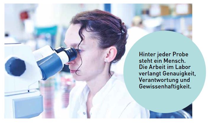 Mitarbeiterin sieht ins Mikroskop